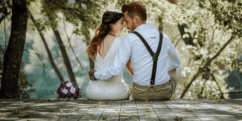 Couple in love, offering a visual representation of what does it feel like being in love.